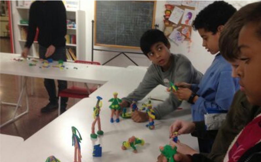 Laboratorio di manipolazione del pongo con i bambini della scuola elementare